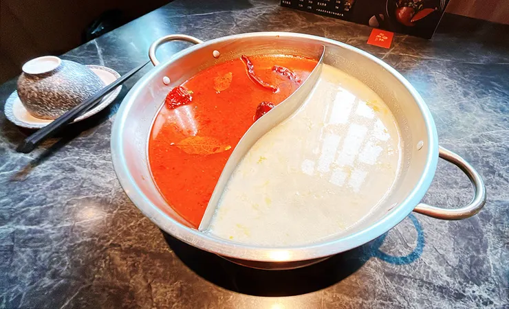 桃園青埔美食【怎麻辣頂級鴛鴦火鍋】麻辣鍋推薦