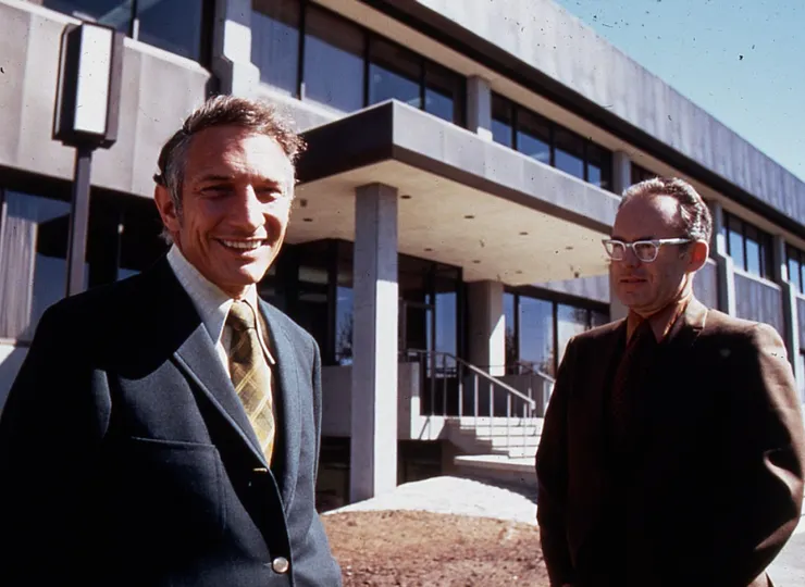 羅伯特·諾伊斯與戈登·摩爾在Intel辦公大樓前合影