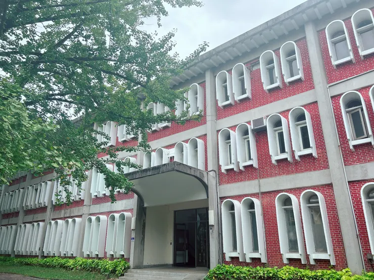 枝葉都還青翠欲滴的。