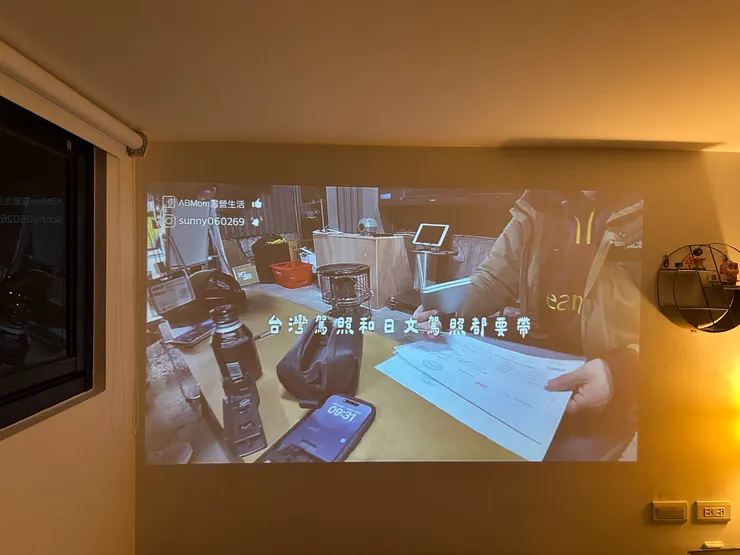 牆面投影：距離 2.5m ➜ 畫面約 80 吋