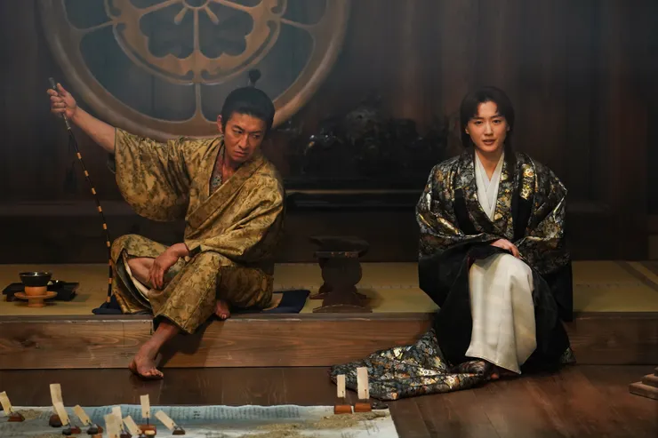 日本網民笑稱綾瀨遙飾演「比信長更信長」的濃姬是影射工藤靜香,可是一直生不出任何親生骨肉,下半生病懨體弱到最後,勒不住丈夫暴走以致悲劇收場,如果古澤真的有心影射,似乎有點不吉利…