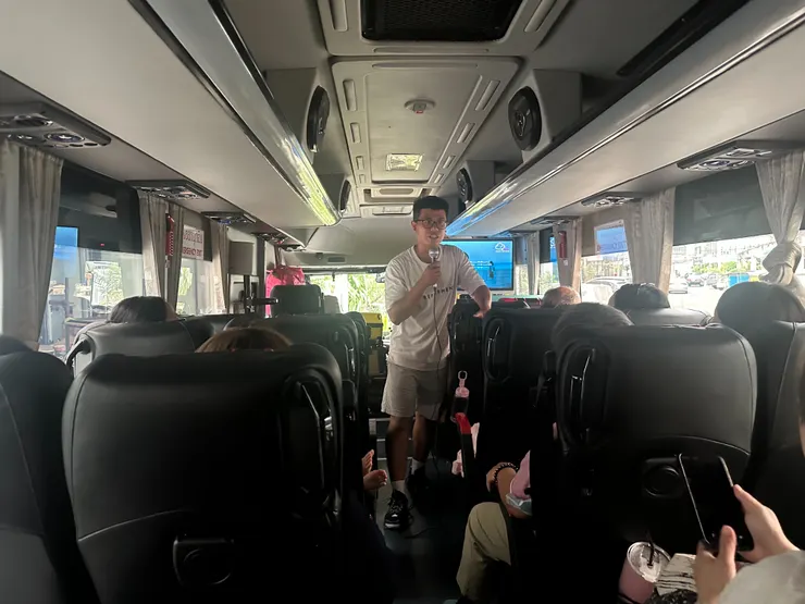 看起來真的很像導遊（？）（李金隆拍攝）