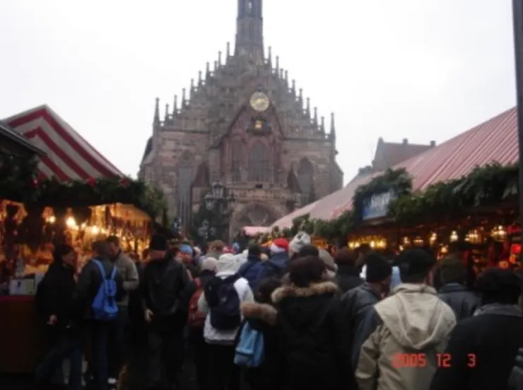 耶誕市集就在Frauenkirche前面