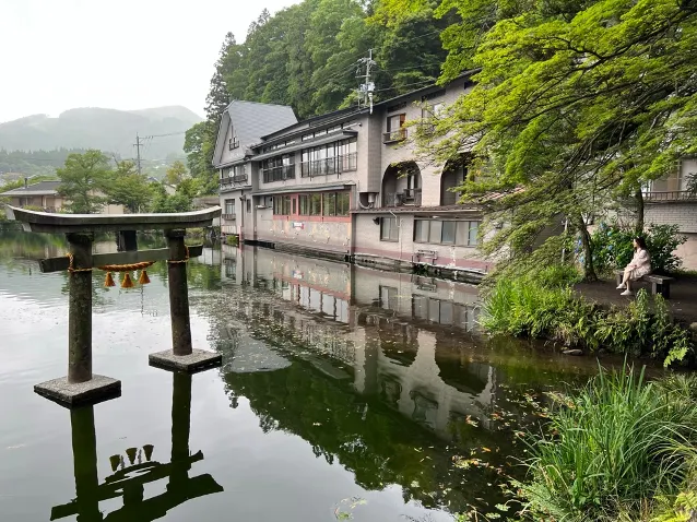 湖的另一端有一個水中鳥居，這個角度看過去也很美。