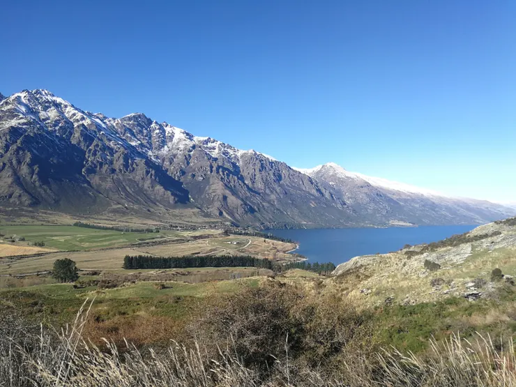 步道周遭的湖景和山景