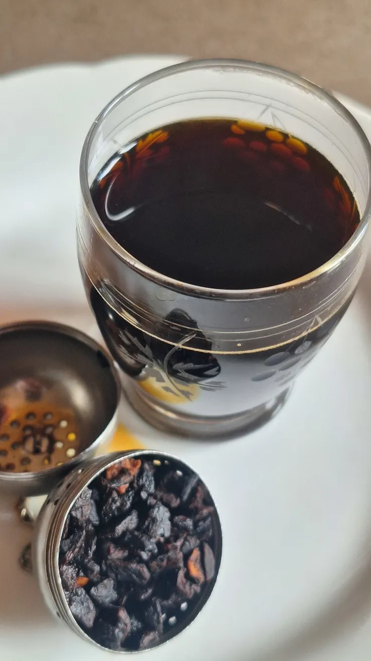 一杯加入烘焙「菊苣」顆粒的熱水。