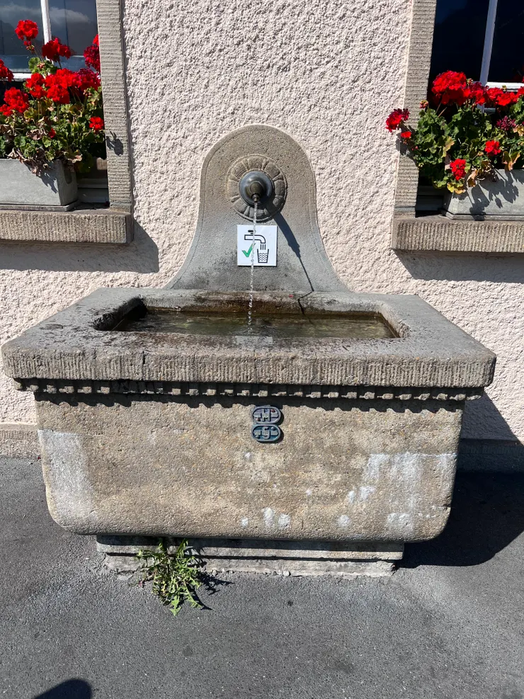 茵特拉根東站公車站前,一位公車司機下車取水,因為這樣,我也開始這樣喝水的日子