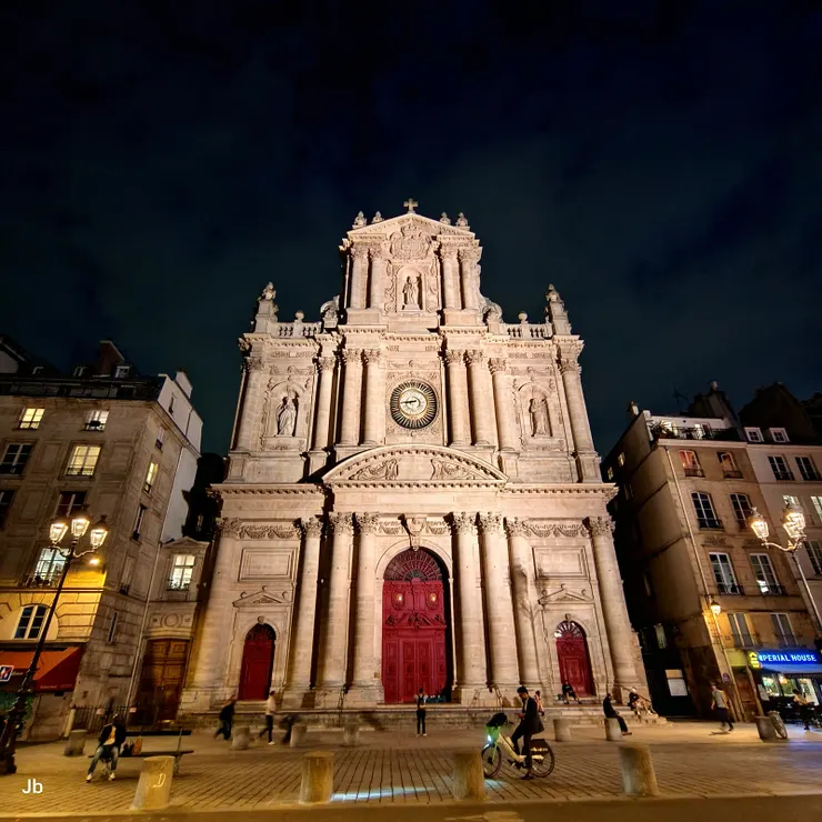 【台灣中秋才過十六日月更圓 入夜塞納河畔追光不見玉盤！昨日中秋節，今天月更圓，怡青說看月亮從塞納河東邊升起美極，於是晚飯後她領我帶阿肥散步走去，途經聖保祿聖路易教堂（Église Saint-Paul-Saint-Louis）。】