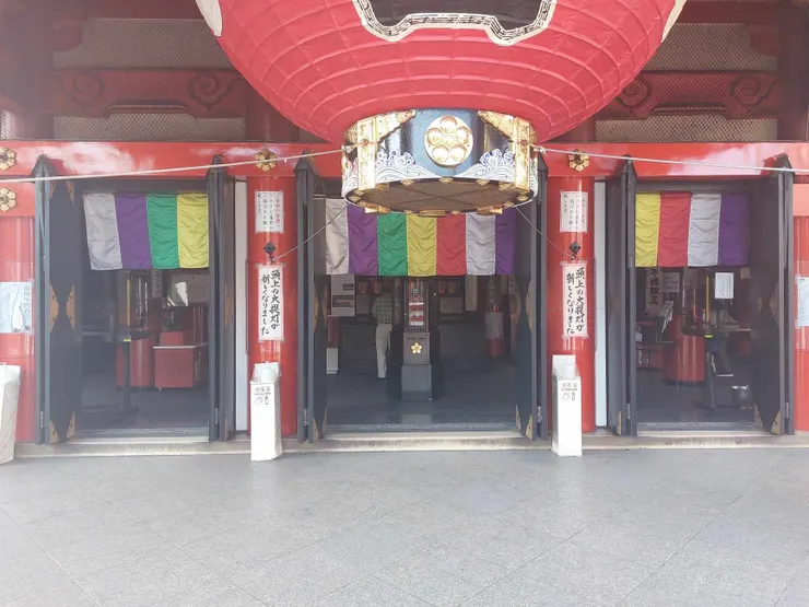 紅色大燈籠後面的樣子，會有人進裡面參拜，而且那個紅色大燈籠留的高度不高，經過的時候要稍微低著頭才不會撞到