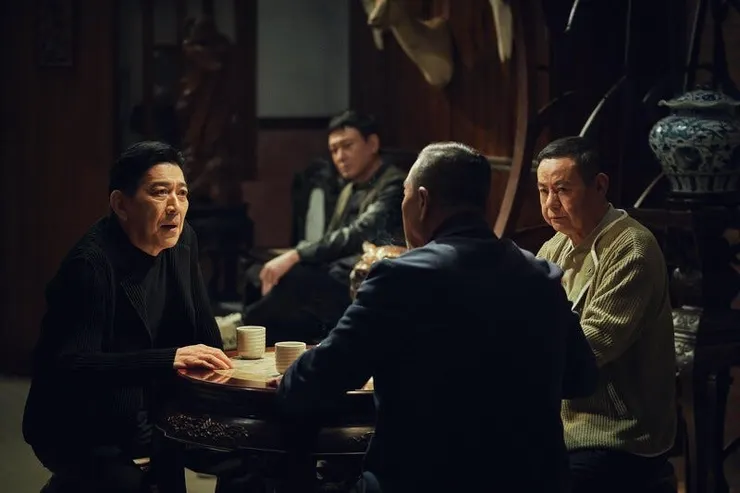 劇中大哥們，完全不藉由髒話，靠著沉著的談吐也能展露控制全場的氣勢。來源：電影劇照