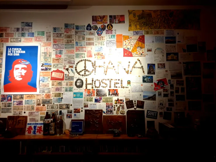 OHANA的紀念品牆,記載著旅人捎來的回憶。