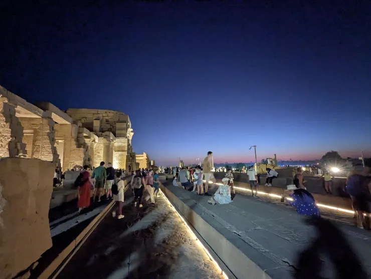 傍晚的孔孟波神廟，左側為神廟，右側遠方可依稀看到對岸的孔孟波城鎮(攝於2025年)