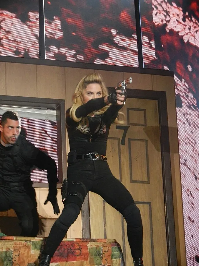 引起爭議的演唱會槍火橋段  chrisweger, CC BY-SA 2.0 <https://creativecommons.org/licenses/by-sa/2.0>, via Wikimedia Commons