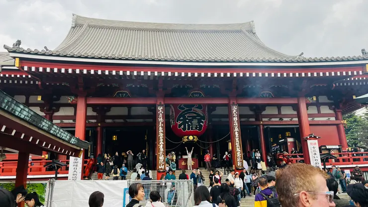 基本上只要白天，淺草寺無時無刻都很多人。