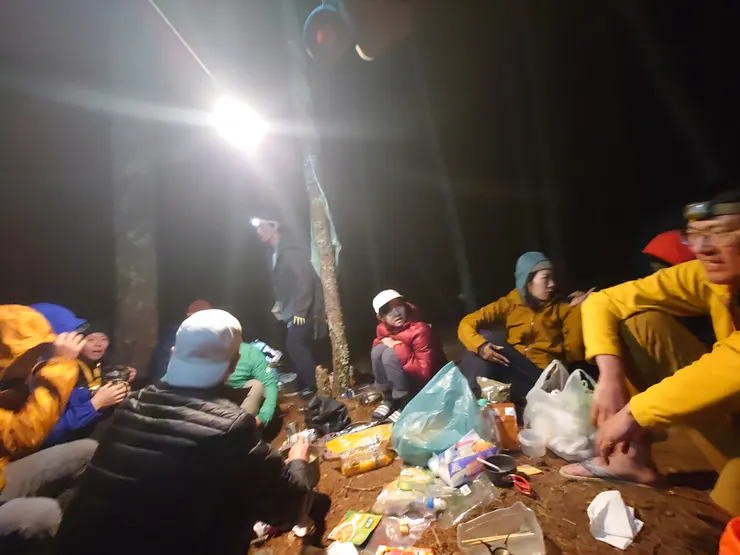 第2天搭伙晚餐就是吃剩下的麵條，佐湯寶調理湯包、新東陽肉醬、所剩不多的蛋蛋，我有提供乾燥蔬菜