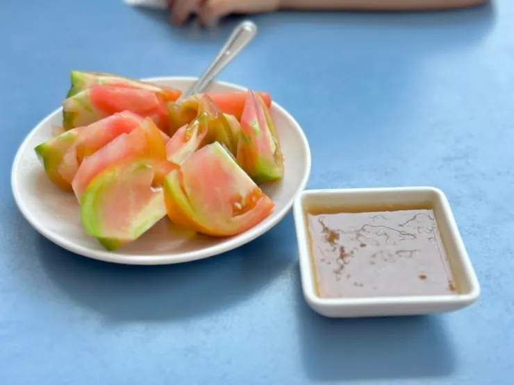 古早味蕃茄吃法，一定要加薑汁醬油