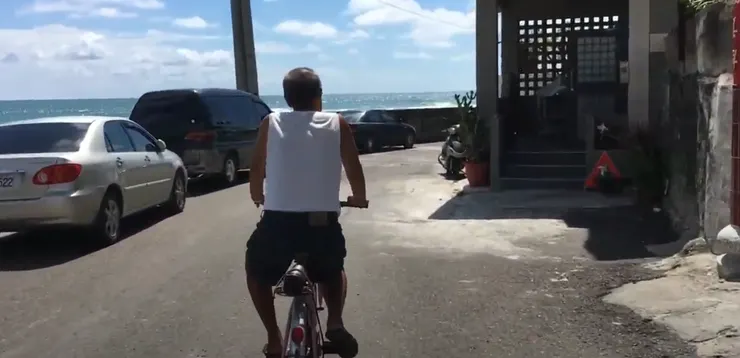 老伯伯是個老討海人，經年累月與海打交道的他，對潮汐與海象了如指掌。