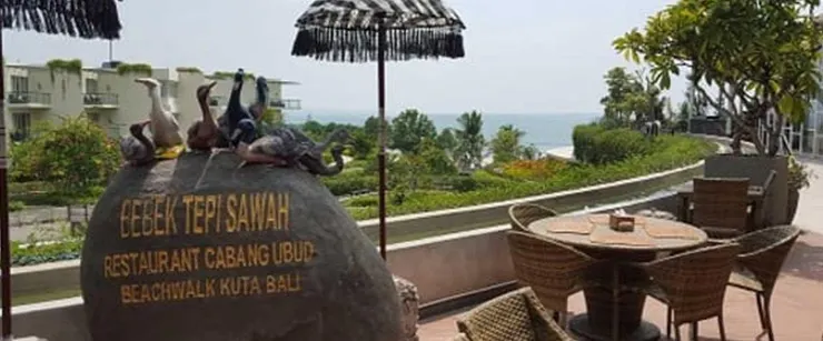 位於Beackwalk購物中心的二樓，可以欣賞海景