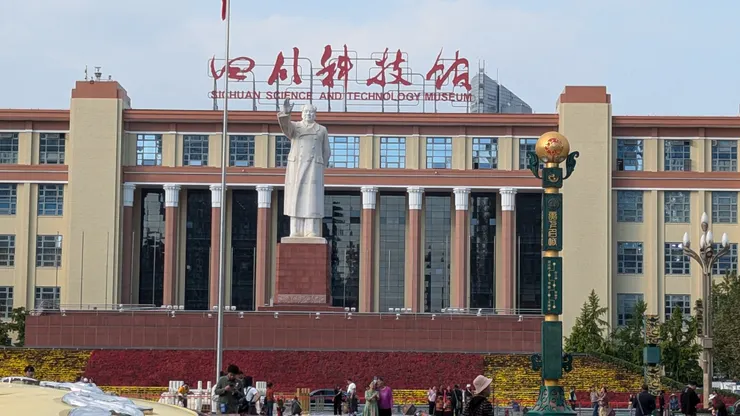 成都人民廣場,這片廣場很大,但禁止任何活動在這裡舉辦,只因為那座石像