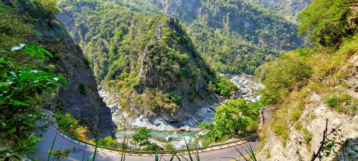 【穿過闃黑小洞視界豁然開朗...山雄谷壯激流漱玉怪石嶙峋...立霧溪Ｕ形轉中橫平行相仿】