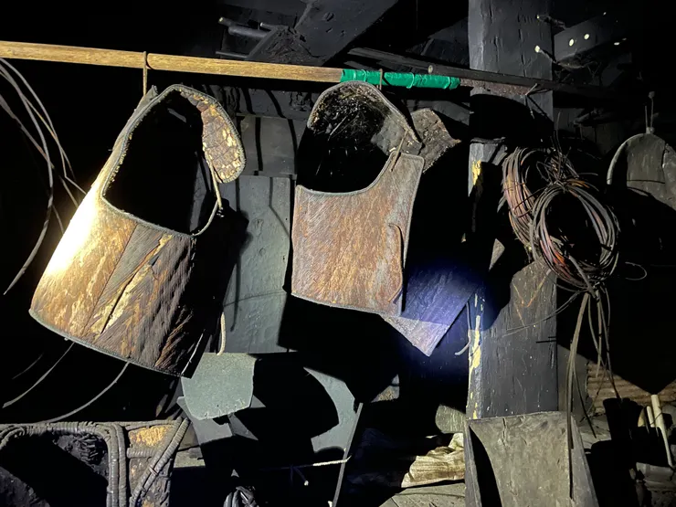 每件物品都是當地人的寶貝（盾🛡️牌用來敵擋敵人的落石攻擊）