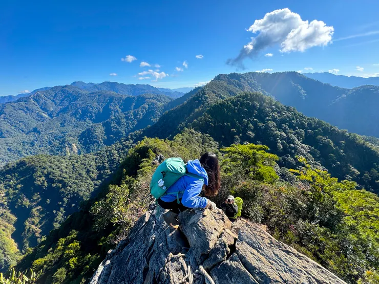 嚇到吃手手的若琪想知道踩點，但過度認真拍照的同事沒有回答她～～🤣 