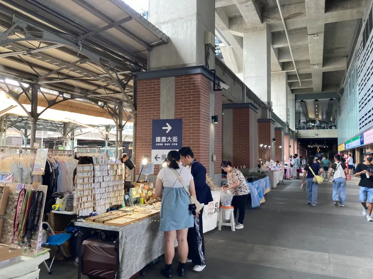 鐵鹿大街旁有市集攤位可以逛逛