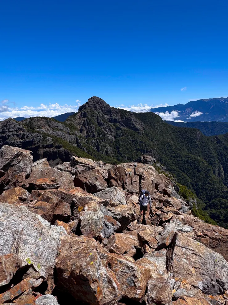 在巨大的山體前，人類如螻蟻