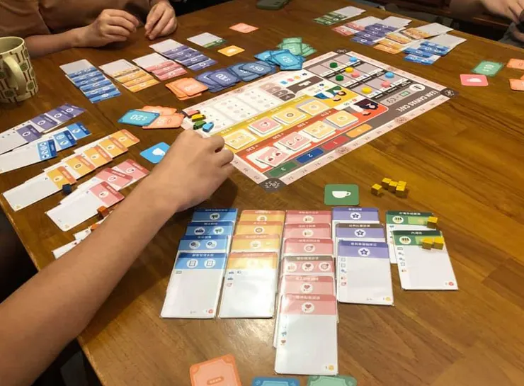 體驗開店創業過程的《Cafe Startups》桌遊教具（產品雛型）