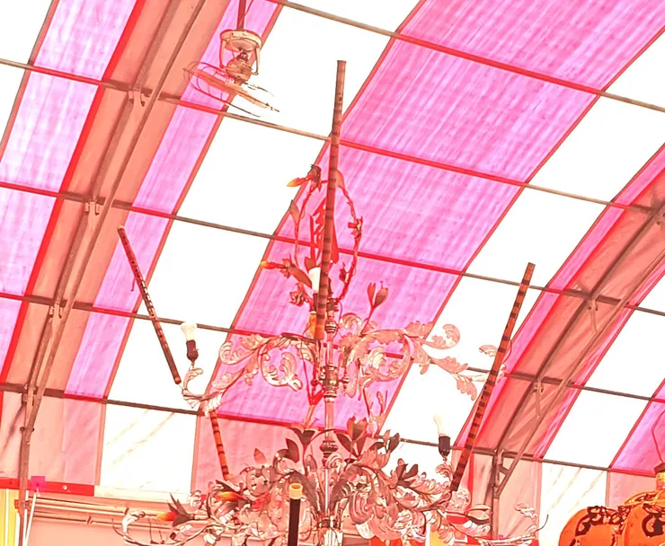 梨春園家私虎上固定著笛子,桿頂為「園」字