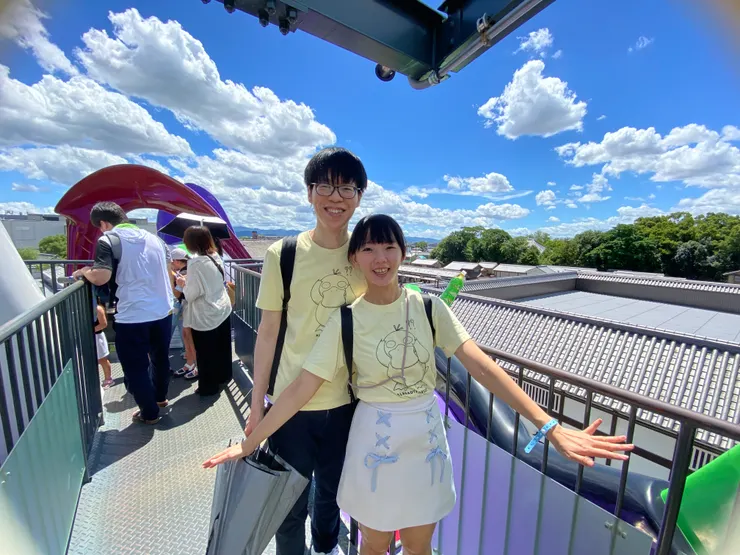 在萬里晴空下與福音戰士合影