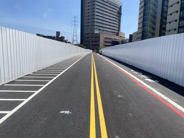 魔鬼巷替代道路將於7月14日上午8時啟用，路的一側有人行通道，另一側劃設498個機車停車格。圖／新北地政局