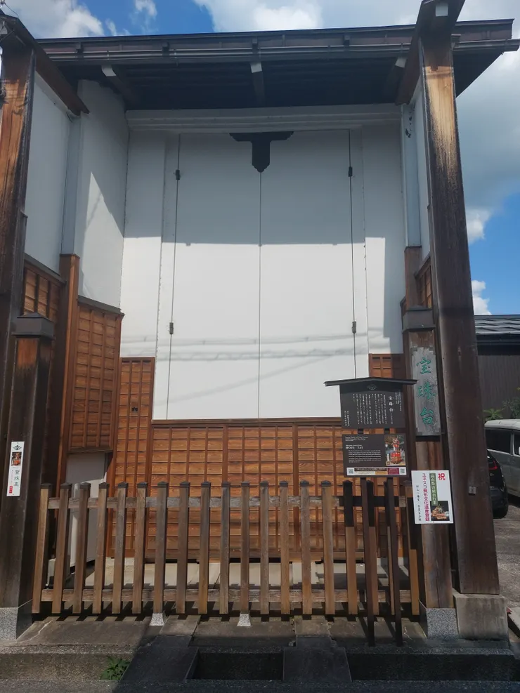 高山老街裡放祭典會用到的山車，只可惜現在不在……