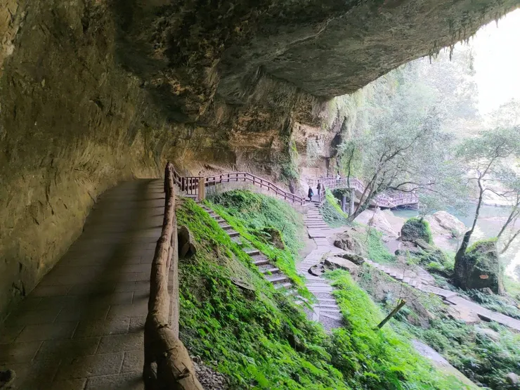 松瀧岩瀑布旁邊的天然岩洞