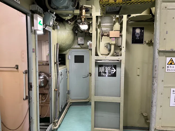 跟著指引走進潛水艇內，體驗海上自衛隊的生活。