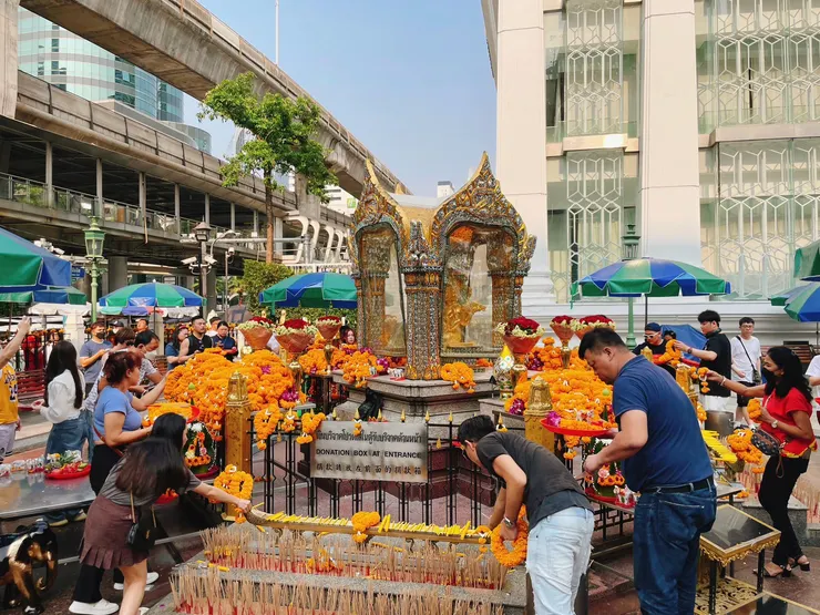 參拜人數真的超多，且從四面八方而來