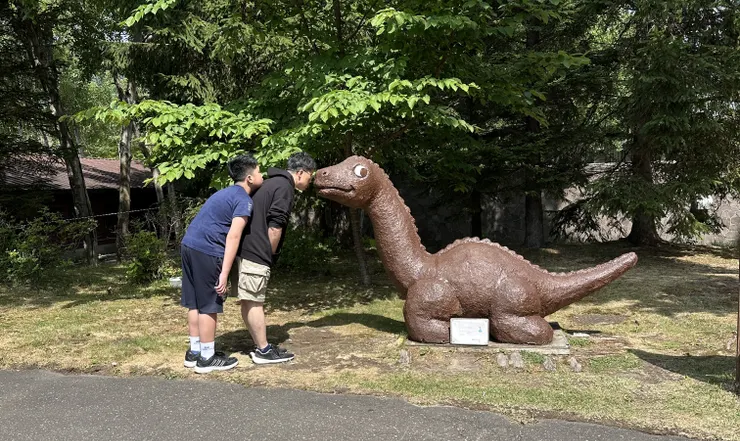 吃完早餐，湖畔散步找水怪