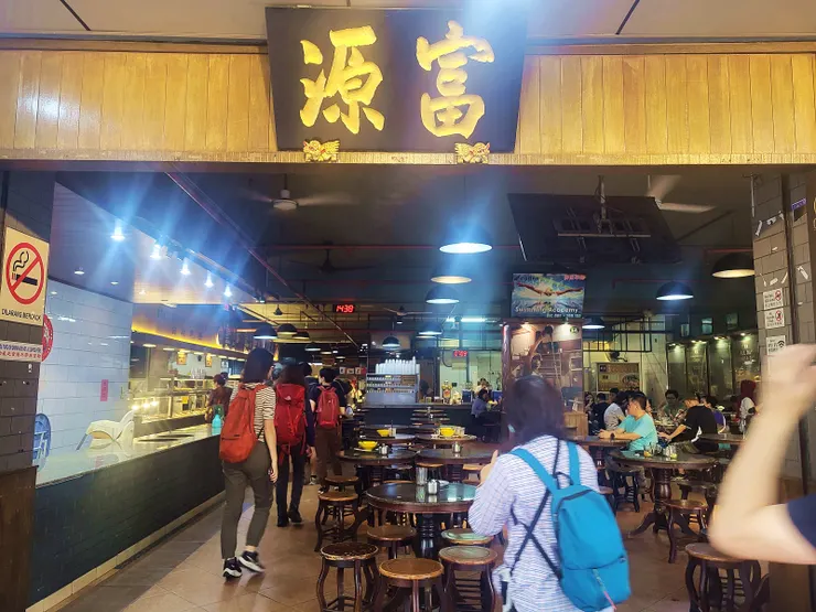 ▲馬航的機上餐太陽春，一下飛機野樵楊大招待來喝沙巴有名的下午茶。