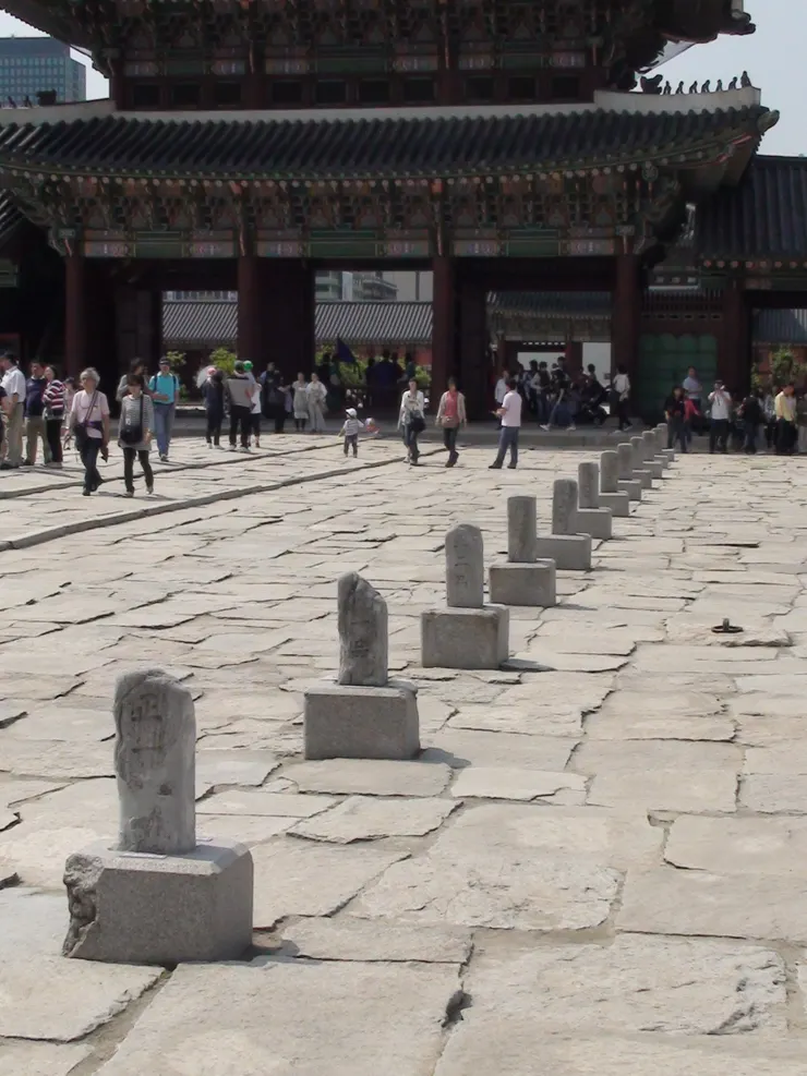 勤政殿前面廣場中央是微微凸起的御道，御道兩側排列著品階石，文官居東，武官居西。而廣場的地面用參差不齊的石板鋪成，目的是為了防止日光晃眼，以及下雪天便於行走