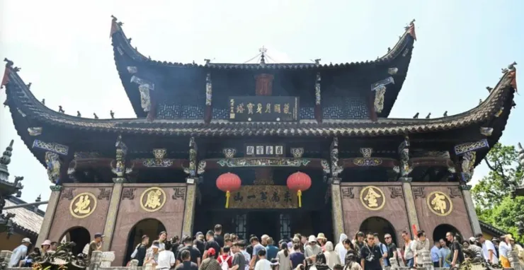 肉身宮的正面建築,雄偉的屋頂裝飾著精美的雕刻和顯眼的紅燈籠,前方擠滿了來訪的遊客,氣氛熱鬧非凡。