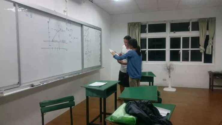 在小班教室試教給嘉玲老師觀看,一起找出可以更好的地方