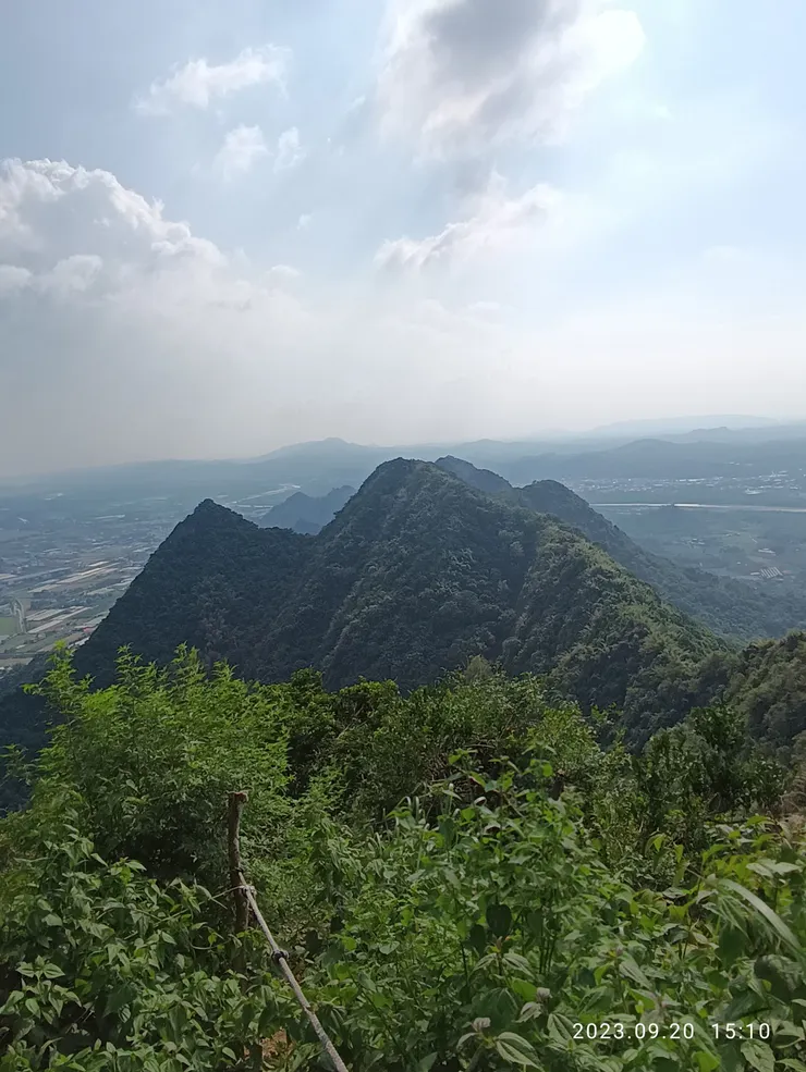 靈山三角點眺旗尾山的三角點，自拍攝