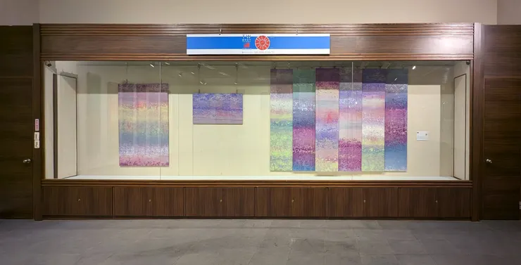 積吶虹光，〈雲海系列〉，壓克力顏料、紙。