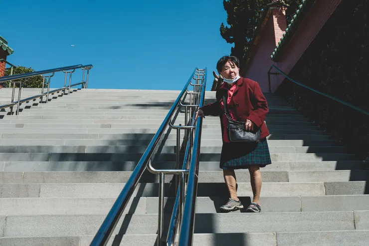 每年過年都會跟母親去北投行天宮拜拜，每年都會記錄一點，母親早已習慣我的拍攝，在父親過世後，我更加認知到，我的鏡頭不該都只對著外面許多壓根與我無關的影像