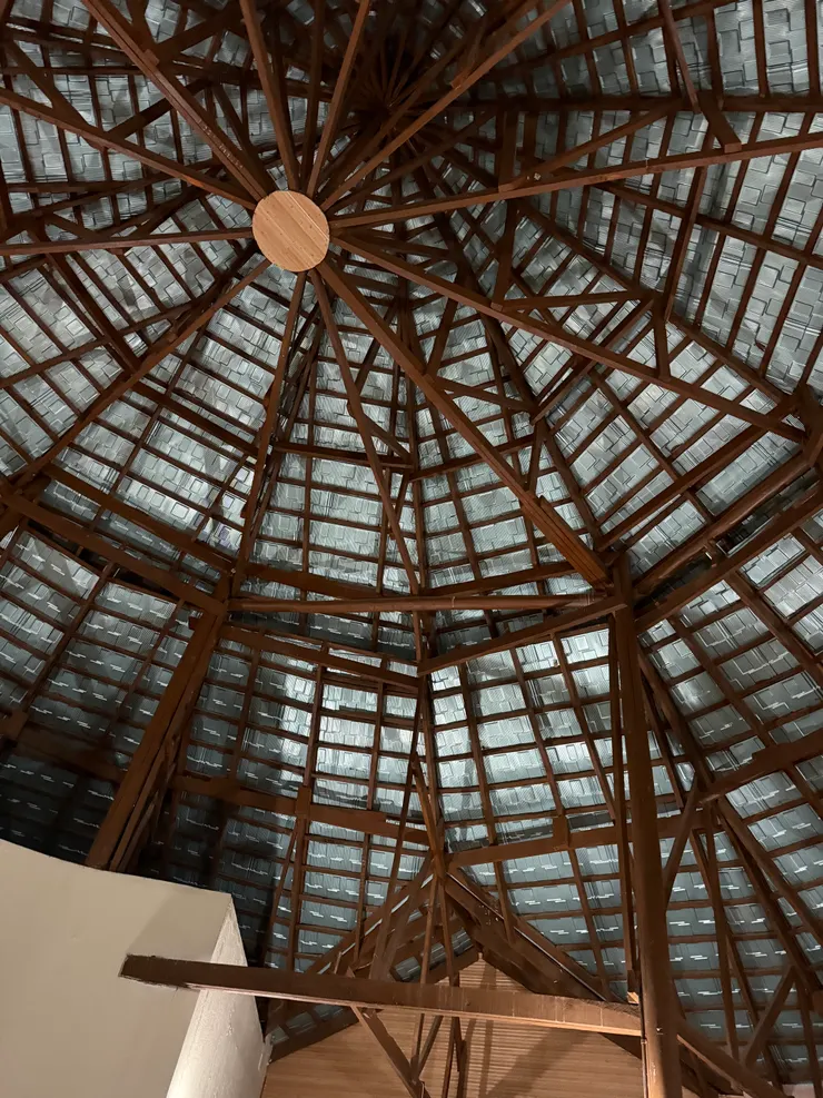 大廳的屋頂，結構幾何的設計真的頗迷人的，但不知道是為了省電還是有什麼狀況，照明普遍不亮～