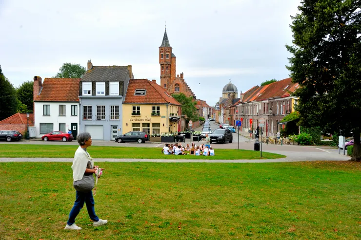 【出民宿直向東尋訪十字門與風車 小丘草地林蔭道左望古城右運河!那座最高的紅磚建築癬Saint-Sébastien弓箭手協會。】