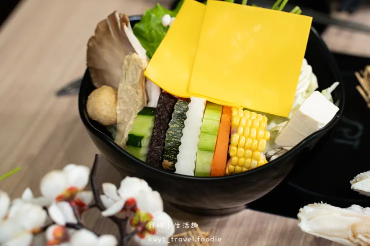 [台南親子友善餐廳]敝姓鍋台南海安店，龍蝦海陸套餐、過年限定內用年菜超澎湃，台南過年聚餐推薦，附最新菜單