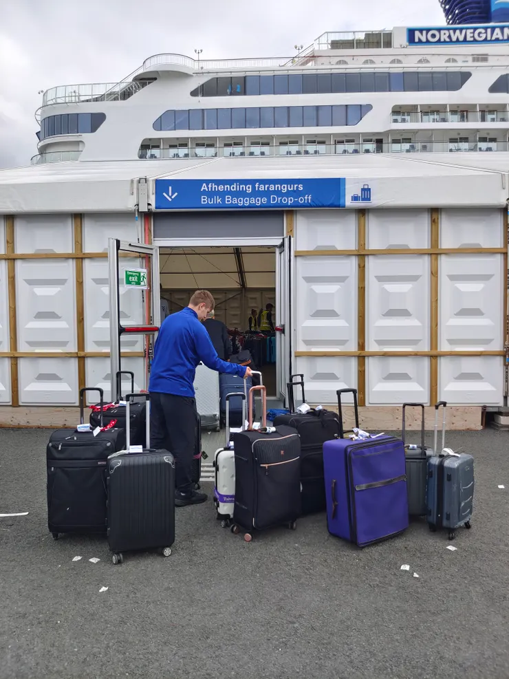 Baggage Drop off處已堆放很多行李箱。行李箱丟著，人就可以離開，不像飛機場托運行李那般嚴謹。