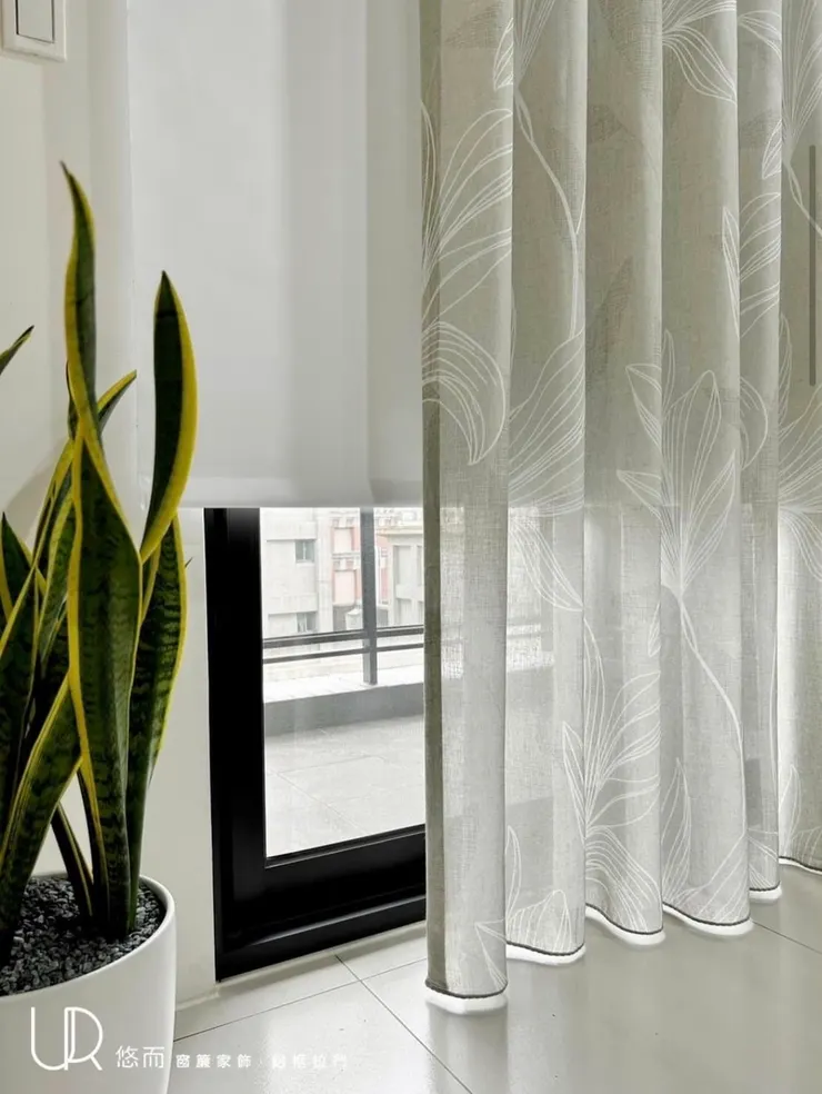 西班牙窗紗搭配捲簾，讓客廳空間完全不一樣。