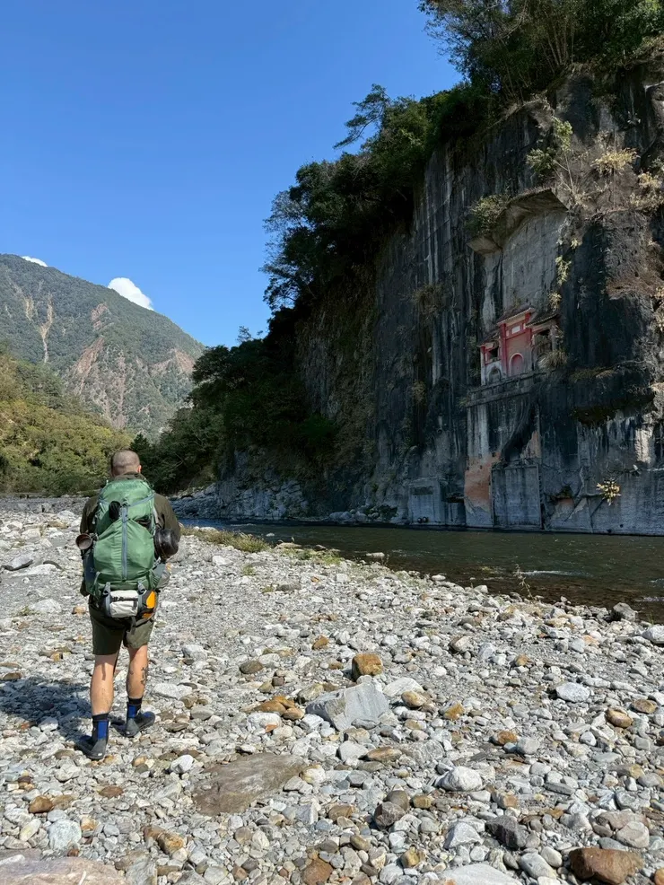 右邊的山壁上是谷關發電廠遺跡,網友人稱2D廟